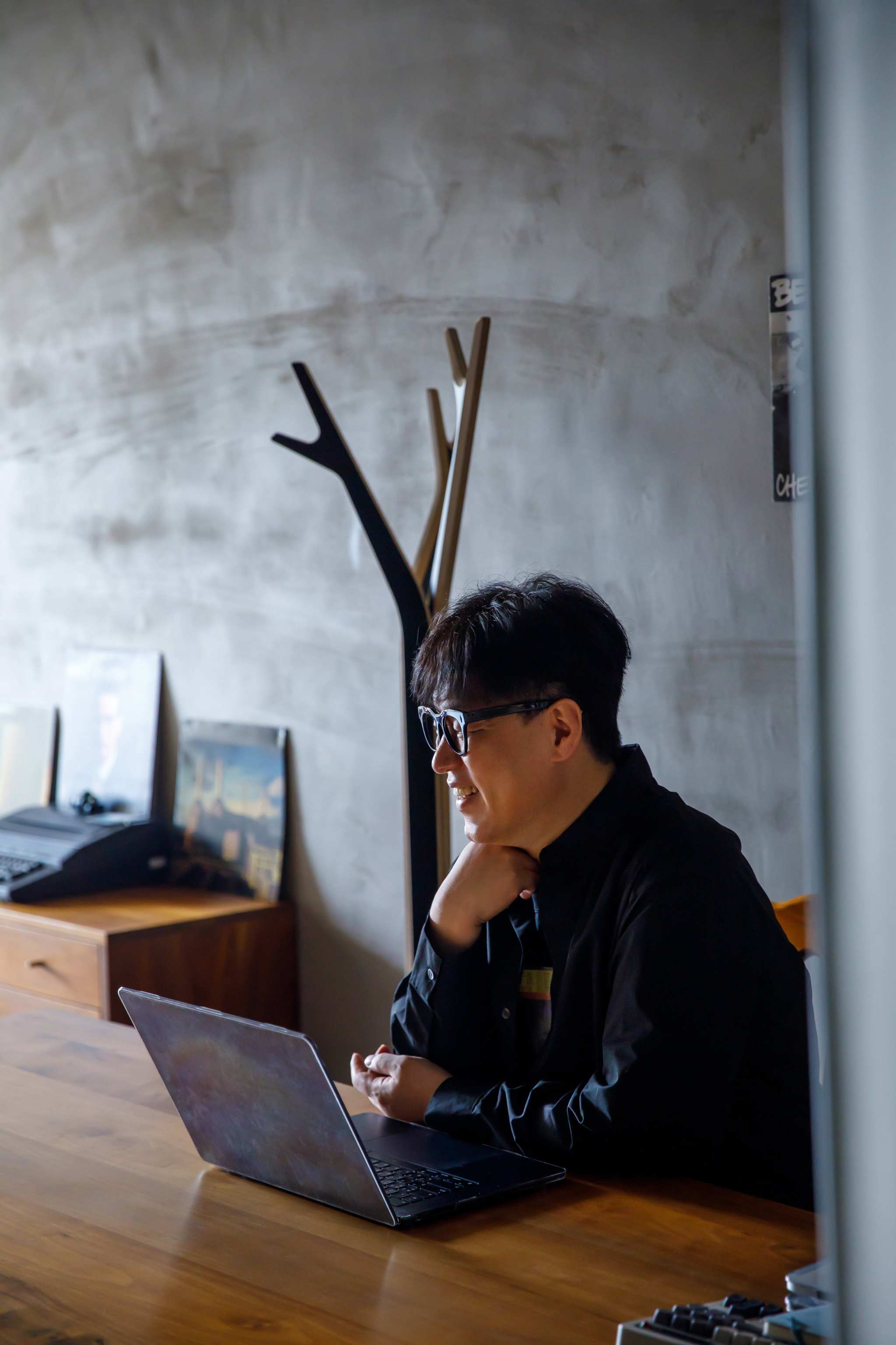 소설가 김중혁의 유연한 앉기