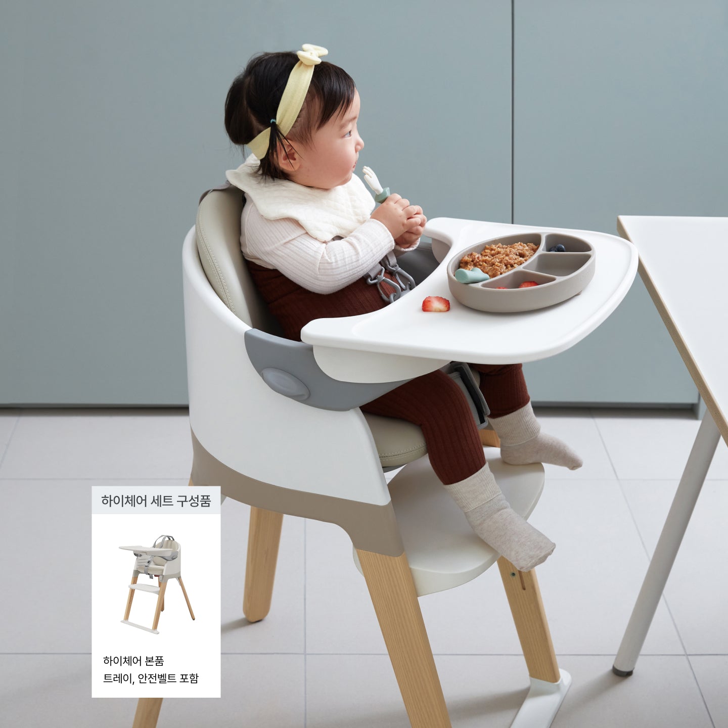 The MOLTI high chair set at the table